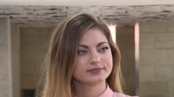 Български експерт и политик. Преди назначаването си за служебен вицепремиер тя е била началник на политическия кабинет в Министерството на околната среда и водите (от юни 2023 г.). Служила е и като съветник в няколко министерства: на иновациите и растежа, на енергетиката и в Министерския съвет по въпросите на европейските фондове (2021 г.).
